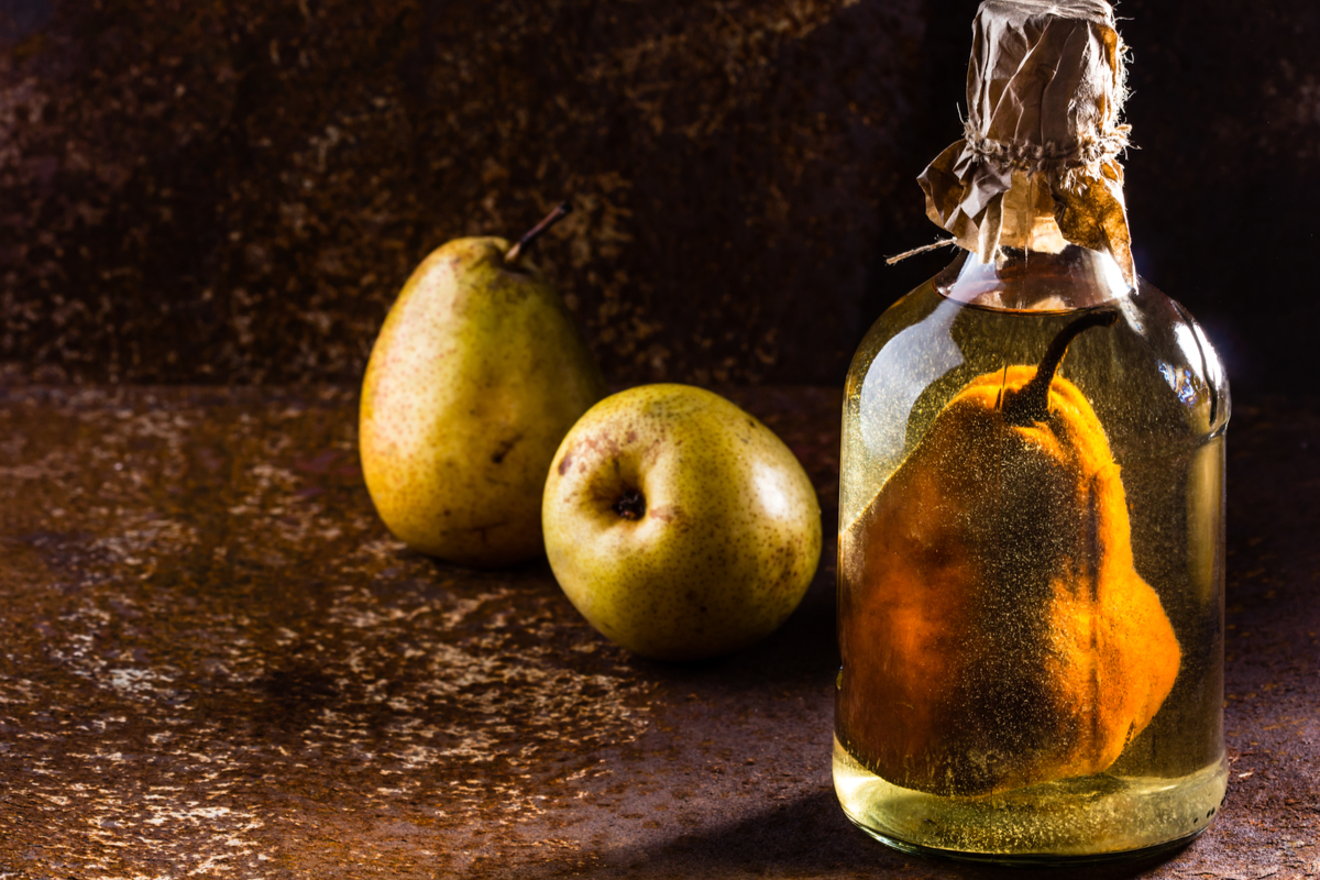 insérer une poire dans une bouteille d'eau-de-vie