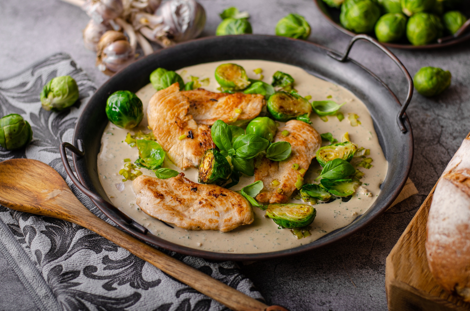 Grilled chicken with garlic cream