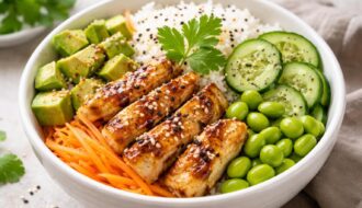 découvrez notre recette simple et savoureuse de poke bowl au poulet, idéale pour les amateurs de cuisine saine et équilibrée. un plat coloré et nutritif à préparer rapidement.