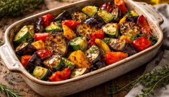 découvrez nos recettes savoureuses d'aubergines, courgettes et poivrons au four, pour sublimer la magie des légumes rôtis et régaler vos papilles.