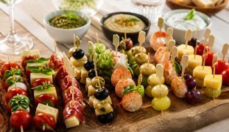 découvrez nos brochettes apéritives originales avec des recettes faciles et rapides à préparer pour surprendre vos invités dès l'apéritif.