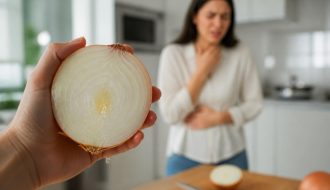 découvrez comment la consommation d'oignon cru peut intensifier certains problèmes de santé et quels risques elle présente pour votre bien-être.