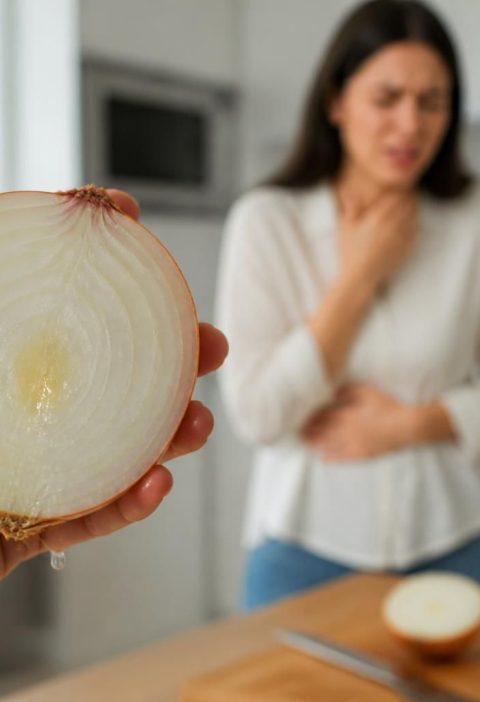découvrez comment la consommation d'oignon cru peut intensifier certains problèmes de santé et quels risques elle présente pour votre bien-être.