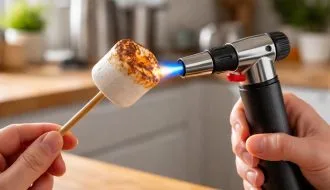 découvrez comment griller vos chamallows facilement et rapidement avec un chalumeau de cuisine, pour des friandises délicieusement dorées et fondantes.