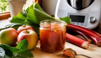 découvrez la recette facile de la confiture pomme rhubarbe au thermomix, un délice sucré parfait à tartiner pour vos petits-déjeuners et goûters gourmands.