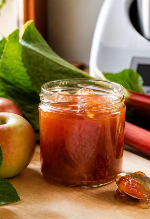 découvrez la recette facile de la confiture pomme rhubarbe au thermomix, un délice sucré parfait à tartiner pour vos petits-déjeuners et goûters gourmands.