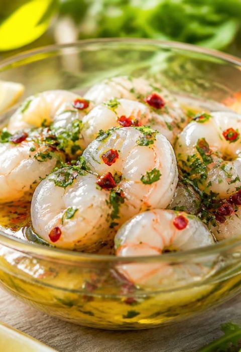 découvrez notre recette simple et rapide de crevettes marinées en apéro, une entrée sans cuisson parfaite pour vos moments conviviaux.
