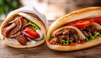 découvrez les différences précises entre le kebab et le grec pour mieux les distinguer et choisir votre plat préféré avec connaissance.