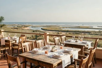 Terrasse de restaurant gastronomique en Vendée avec vue sur le littoral atlantique